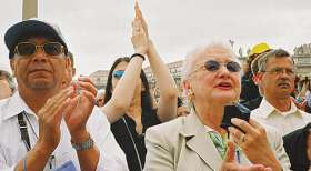 photo of pilgrims from Madison applauding as Holy Father goes by