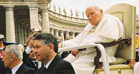 photo of Pope John Paul II passing within a few feet of the Madison pilgrims